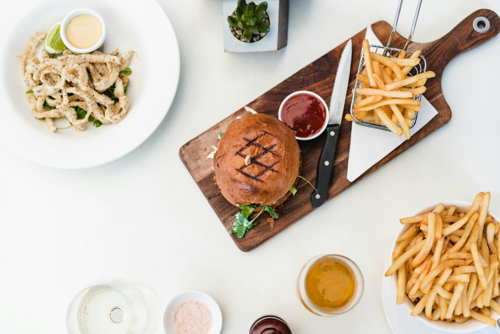 Menu nhà hàng được trình bày trên bàn gỗ với cốc cafe