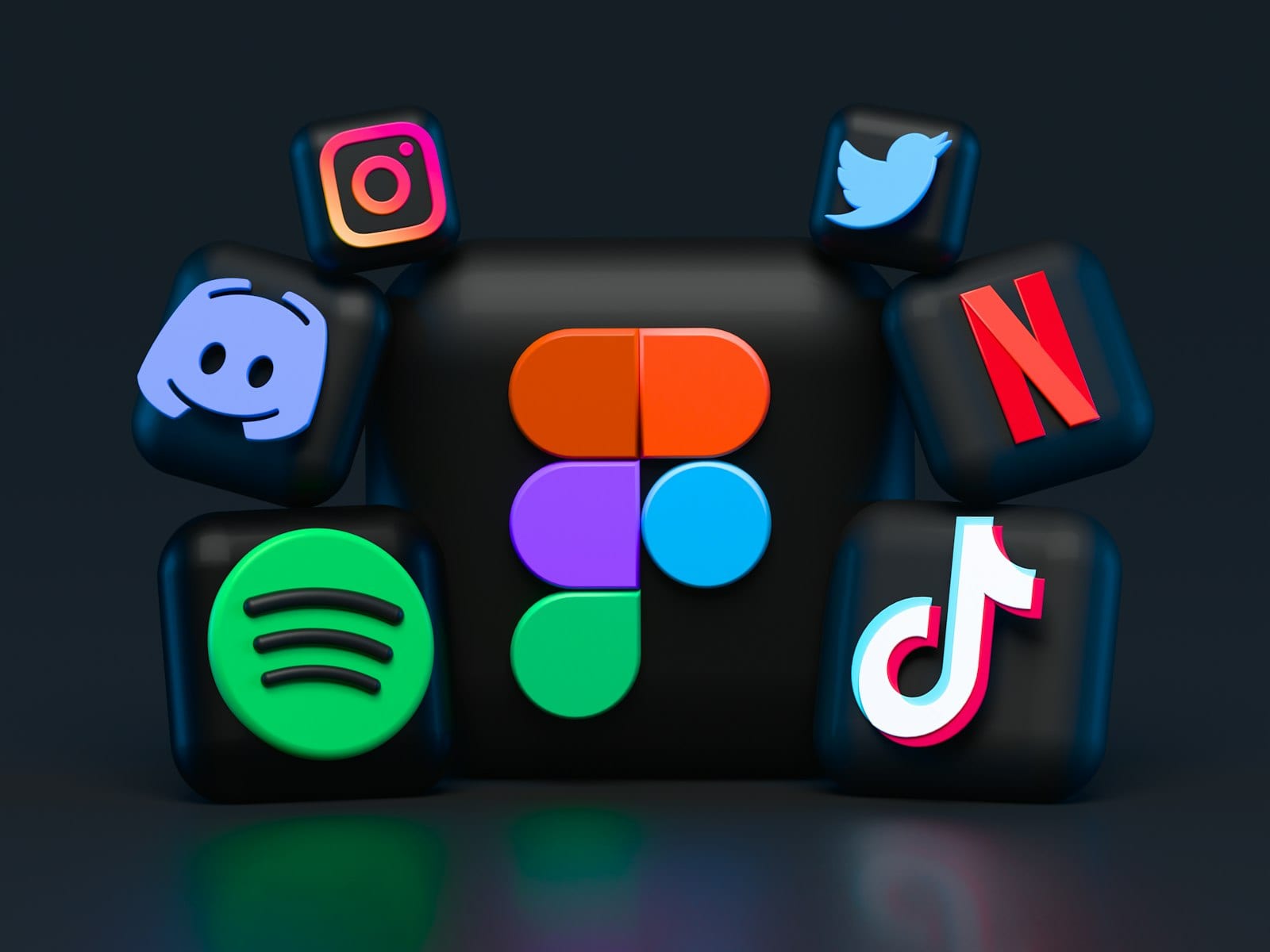 Thiết kế banner Facebook trên màn hình laptop